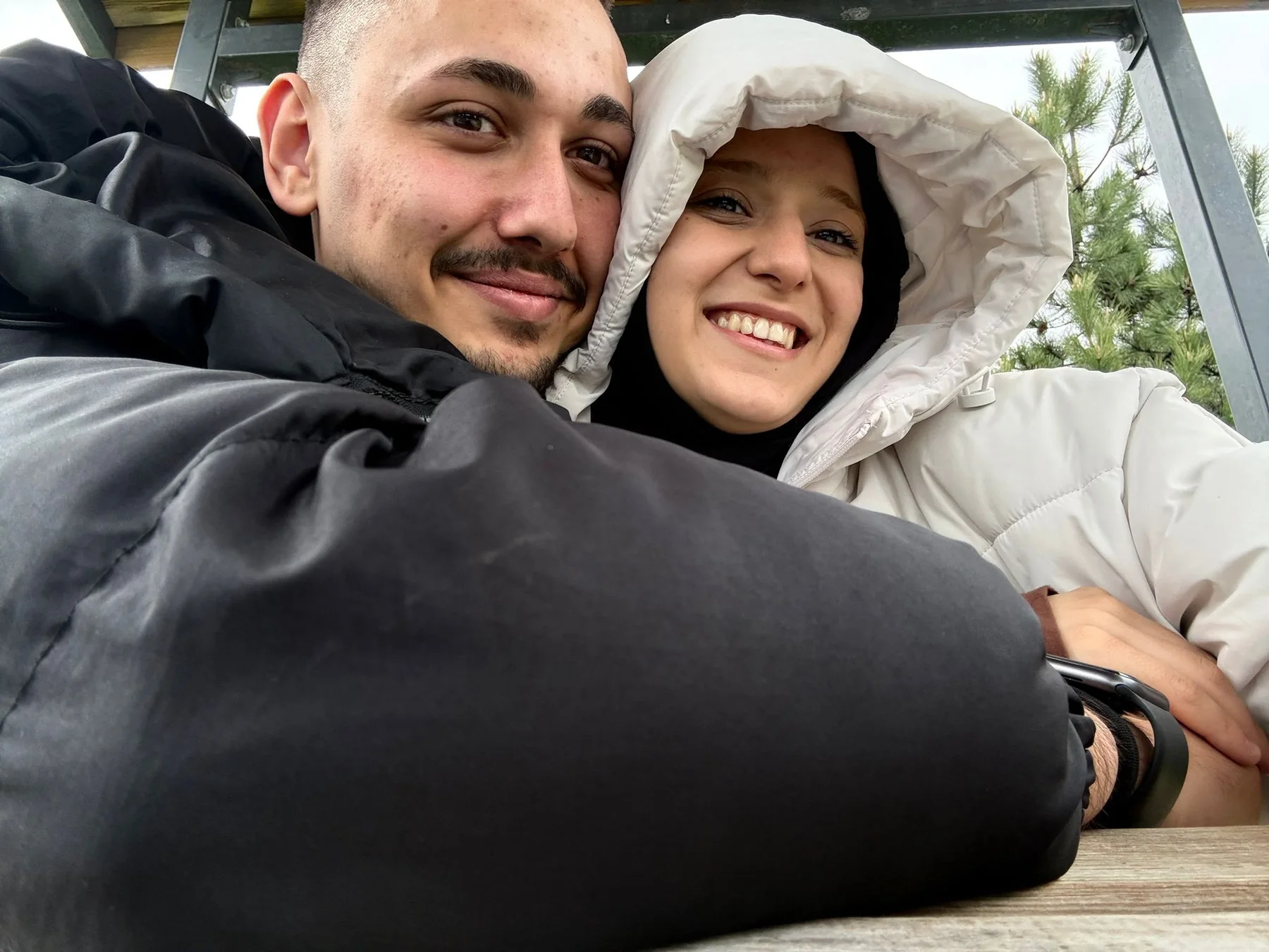 Kapüşonlu halde birlikte güldüğümüz selfie