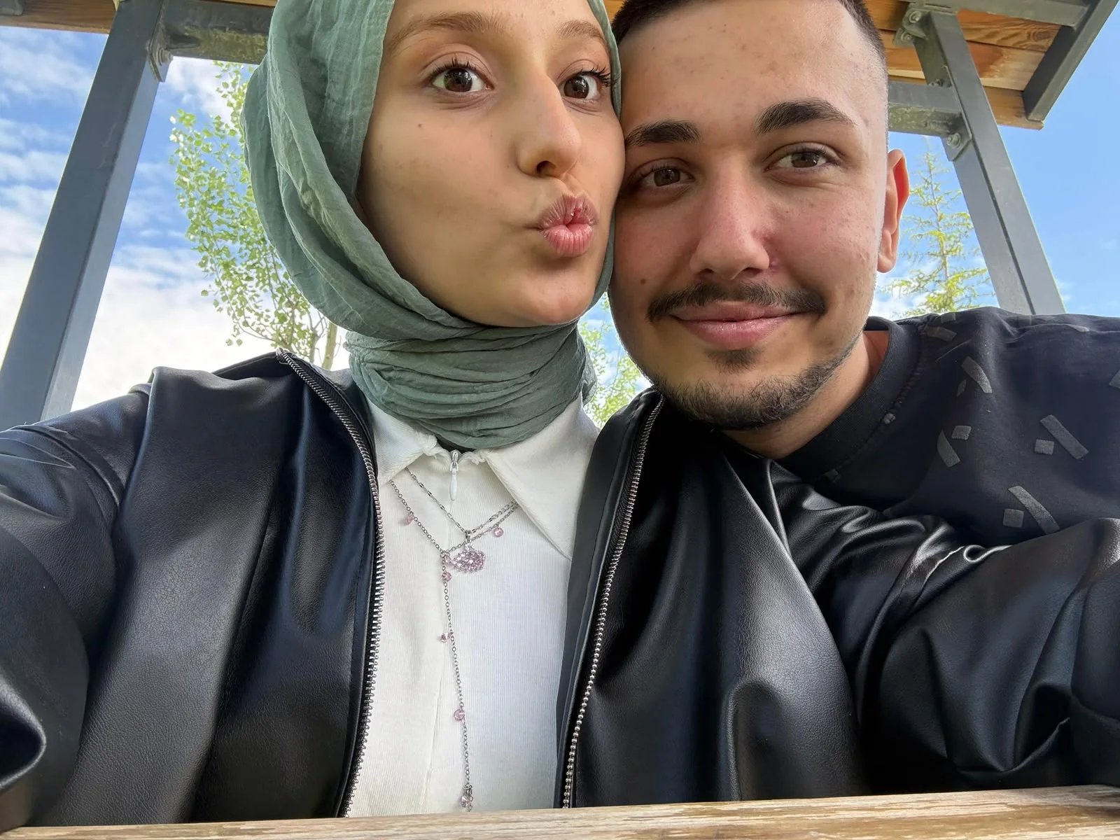 Kafede birlikte çekildiğimiz selfie