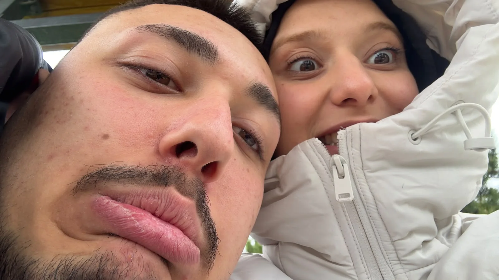 Komik yüz yaptığımız yakın selfie