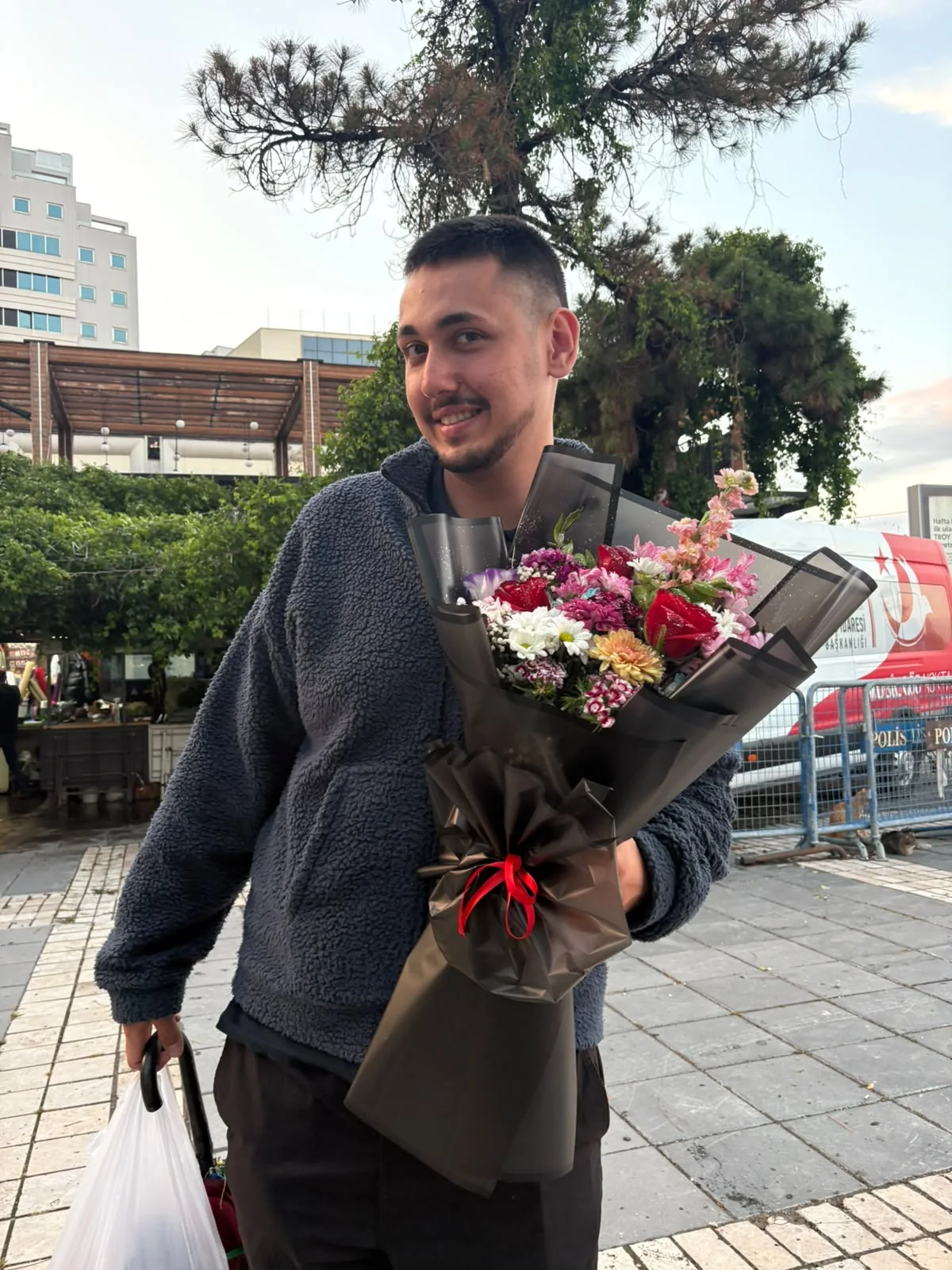 Elimde çiçek buketiyle beklediğim an