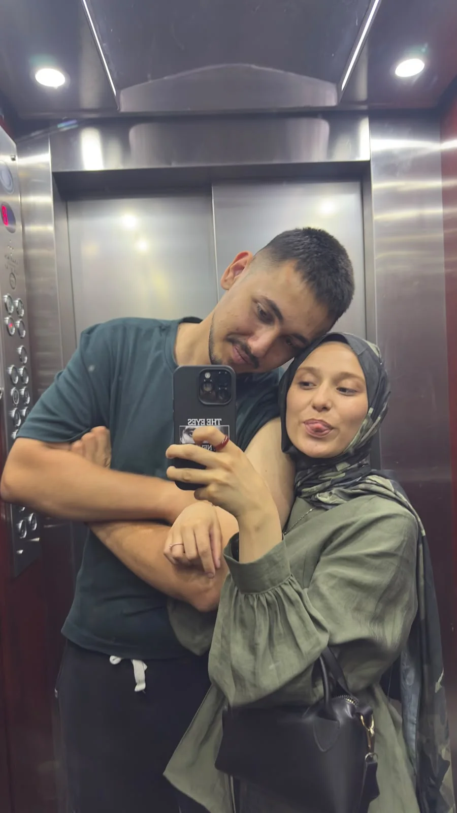 Asansör aynasında sarıldığımız fotoğraf