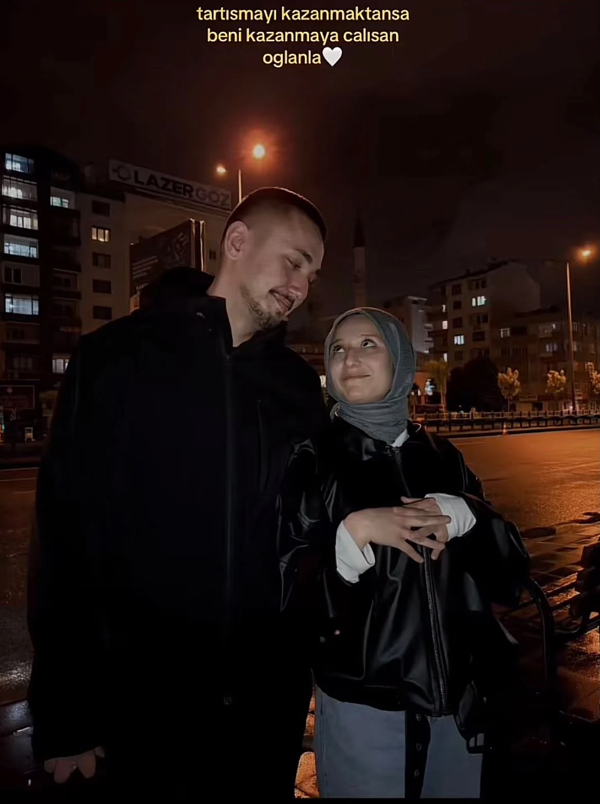 Gece çekilmiş sıcak bir bakışma fotoğrafı
